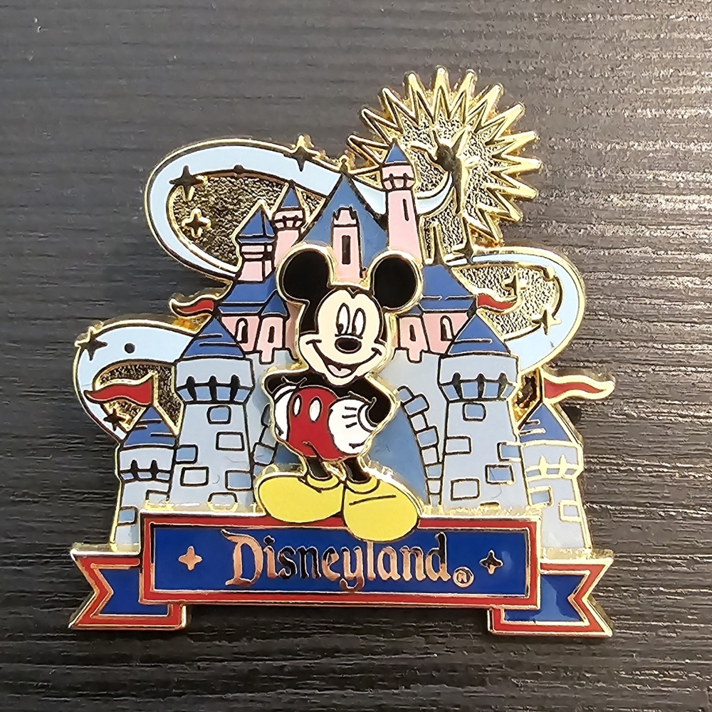Disney Pin Mickey Mouse - Disneyland - 3D Sleeping Beauty Castle w/ Tinker Bell
